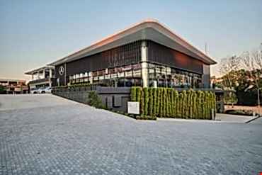 Mercedes tasarımına yakışan, çağdaş mimari…