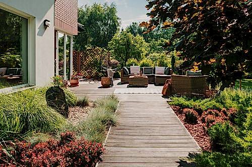 Wooden Flooring Applications: Deck and Ground Covering Solutions